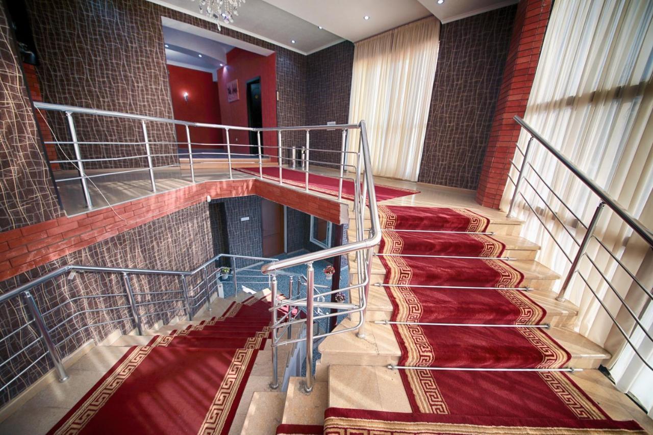 Hotel Tamari Koetaisi Buitenkant foto